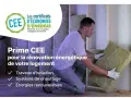 Homme installant un isolant dans un mur, logo CEE et texte "Prime CEE pour la rénovation énergétique".