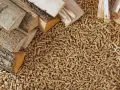 Gros tas de bois déchiqueté, idéal pour le chauffage. Le prix du bois déchiqueté est une préoccupation pour les consommateurs.