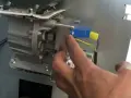 Main d'un homme manipulant le mécanisme d'un poêle à granulés, pour nettoyer le pressostat.