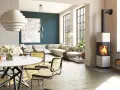 Poêle à bois moderne dans un salon lumineux avec canapé et table à manger.