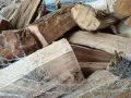 Gros plan sur un poids stère de bois sec, emballé dans un filet blanc, prêt pour l'hiver.