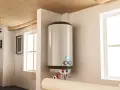 Chauffe eau thermodynamique moderne, installé dans une pièce lumineuse. Sa durée de vie est optimisée par son design et sa technologie.