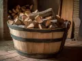 Un seau en bois rempli de bûches de bois de chauffage devant une cheminée.