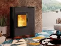 Un poêle à granulés sans électricité, avec des flammes vives, dans un salon moderne.