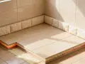 Coupe d'un sol carrelé montrant l'isolation sous carrelage avec un système de chauffage intégré, pour un confort optimal.