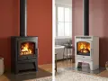 Poêles à bois en acier noir et en fonte blanche, avec flammes vives.