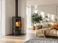 Poêle moderne avec flammes vives sur un plancher en bois clair. La question "peut on poser un poêle sur un plancher chauffant" est ici illustrée par une installation élégante.