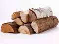 Un tas de bois g1, certains avec écorce, d'autres coupés, prêts pour un feu de cheminée.