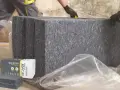 Gros blocs de laine de coton recyclée, emballés dans du plastique. Attention, la laine de coton peut présenter un danger si mal manipulée.