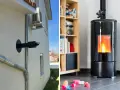 Un poêle à pellet ventouse moderne et sa sortie murale, installés dans un salon cosy.