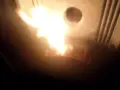 Flammes vives dans un poêle Piazzetta, peut-être un problème de tirage. La chaleur intense illumine l'intérieur.