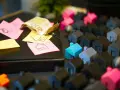 Petites maisons miniatures, billets de banque et post-its avec des dessins de maisons.