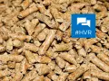 Gros plan sur une **composition de pellets** de bois, combustibles écologiques. Un logo bleu avec le hashtag #HVR est superposé.