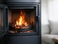 Poêle à granulés allumé, porte ouverte, flammes vives dans le foyer rempli de granulés.