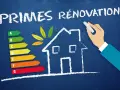 Une main dessine une maison sur un tableau bleu, avec une échelle d'efficacité énergétique et le texte "PRIMES RÉNOVATION".