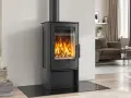 Poêle à bois étanche moderne avec une grande vitre laissant admirer les flammes dans un salon cosy.