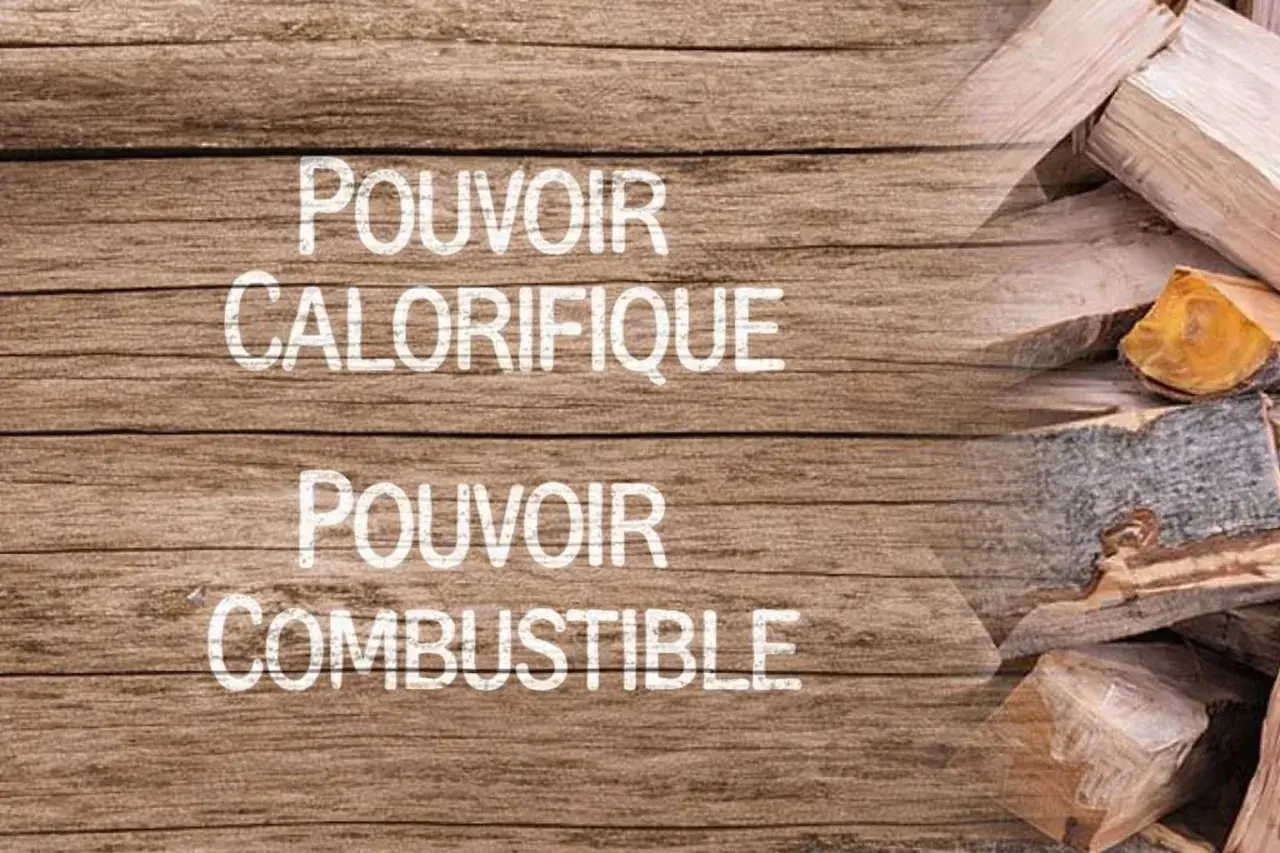 Texte sur fond de bois : "Pouvoir calorifique" et "Pouvoir combustible", avec des bûches de bois empilées sur la droite.