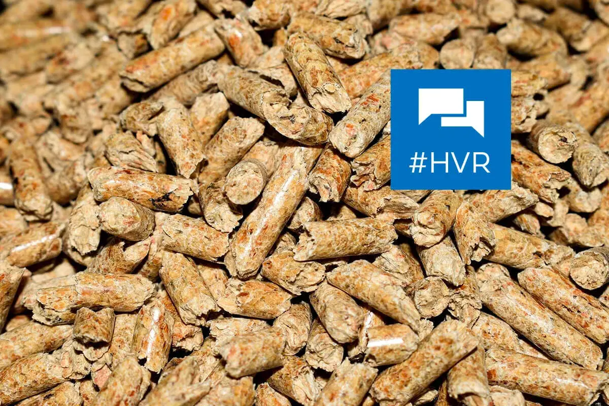 Gros plan sur une **composition de pellets** de bois, combustibles écologiques. Un logo bleu avec le hashtag #HVR est superposé.