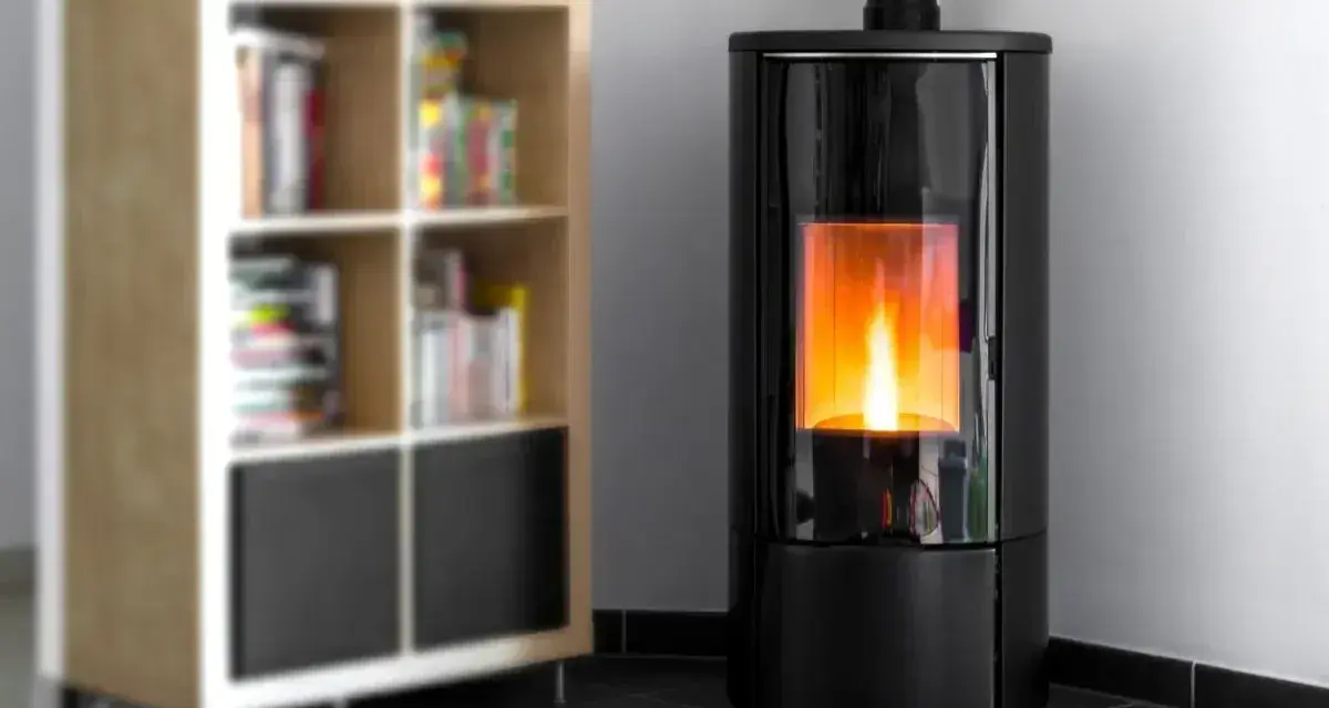 Poêle à granulés Rika moderne, flammes vives. Un problème de thermostat pourrait affecter le confort. Bibliothèque floue en arrière-plan.