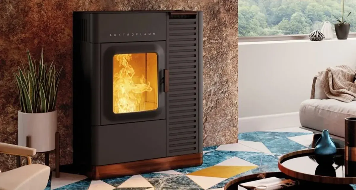 Un poêle à granulés sans électricité, avec des flammes vives, dans un salon moderne.