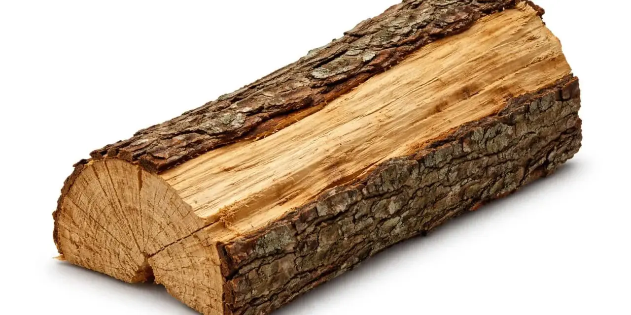 Un morceau de bois fendu, prêt pour la cheminée. Combien de stère pour un hiver ?
