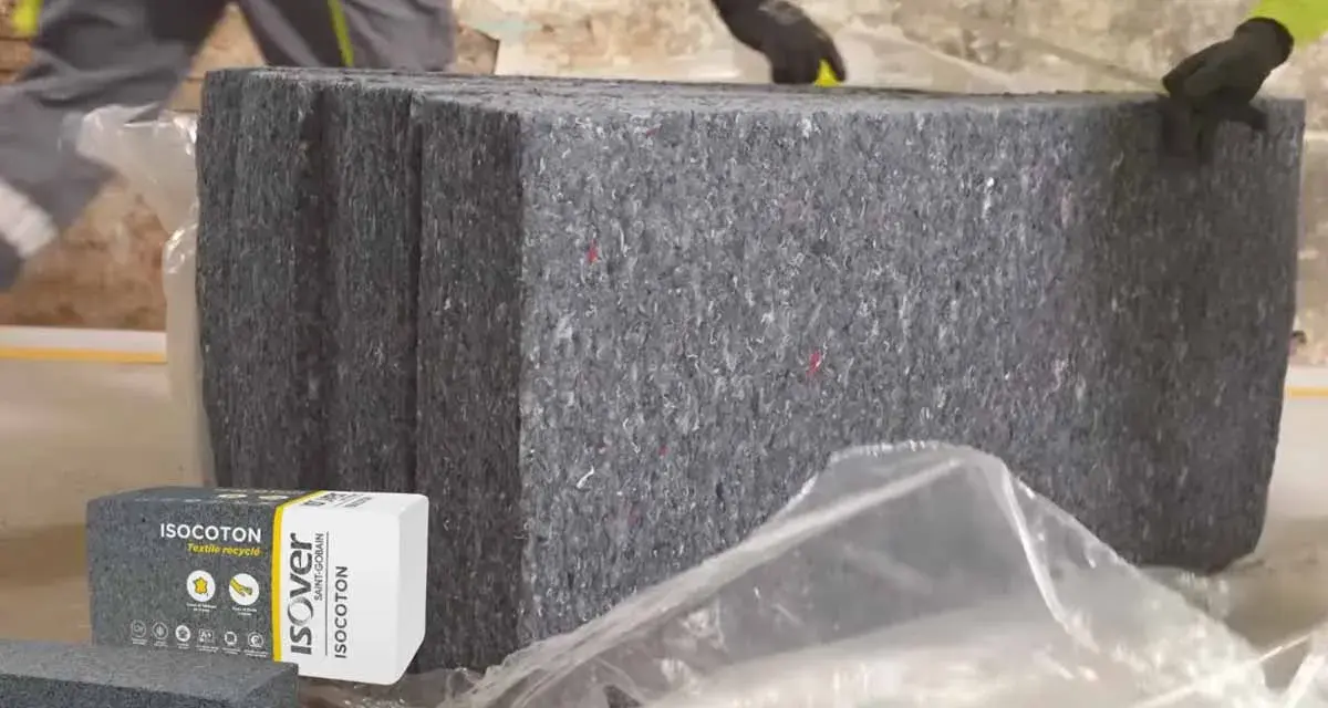 Gros blocs de laine de coton recyclée, emballés dans du plastique. Attention, la laine de coton peut présenter un danger si mal manipulée.