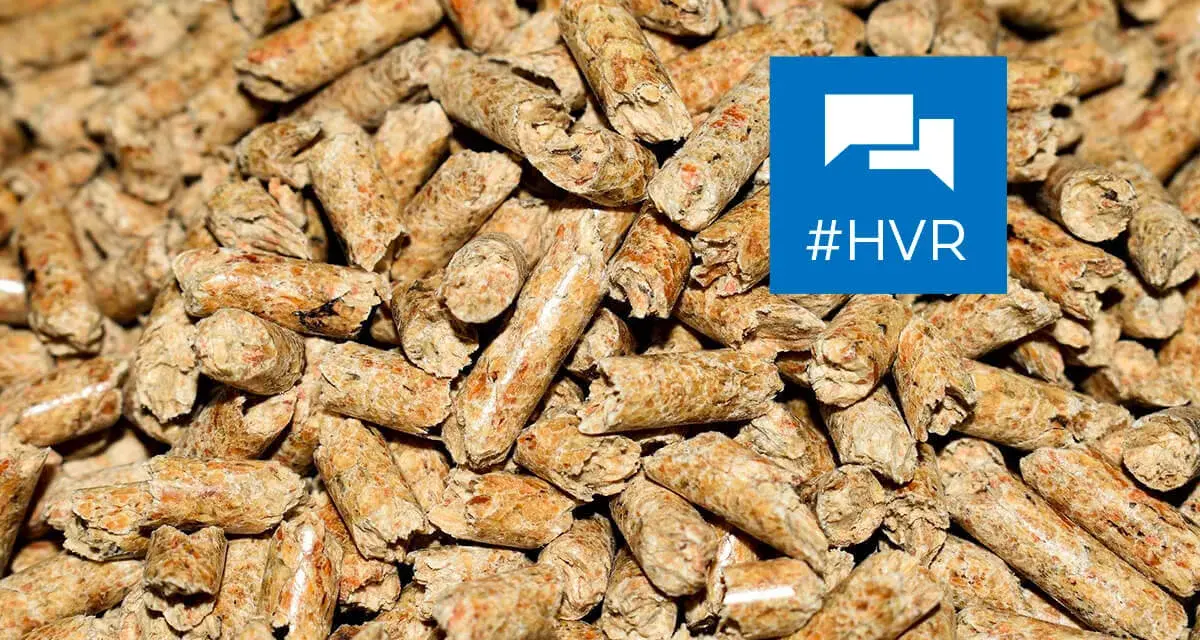 Gros plan sur une **composition de pellets** de bois, combustibles écologiques. Un logo bleu avec le hashtag #HVR est superposé.