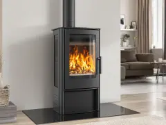 Poêle à bois étanche moderne avec une grande vitre laissant admirer les flammes dans un salon cosy.