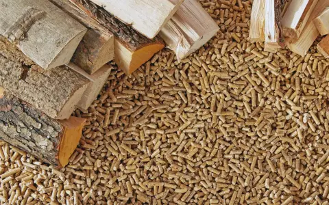 Gros tas de bois déchiqueté, idéal pour le chauffage. Le prix du bois déchiqueté est une préoccupation pour les consommateurs.