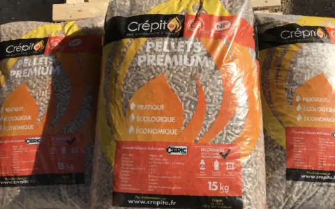 Sacs de granulés de bois Crépito Premium, 15 kg. PCI entre 4,9 et 5,3 kWh/kg. Pratique, écologique, économique.