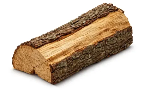Un morceau de bois fendu, prêt pour la cheminée. Combien de stère pour un hiver ?