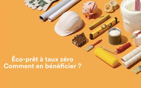Outils de rénovation, tirelire cochon, casque et maison miniature sur fond orange.