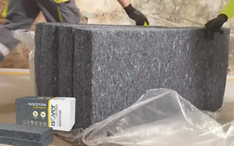 Gros blocs de laine de coton recyclée, emballés dans du plastique. Attention, la laine de coton peut présenter un danger si mal manipulée.