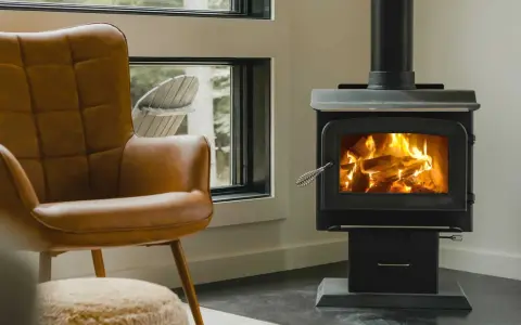 Un confortable fauteuil en cuir brun fait face à un poêle à bois non étanche, où des flammes dansent joyeusement dans le foyer.