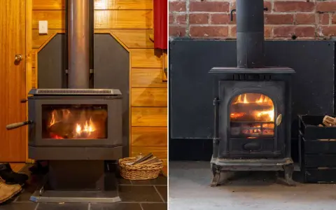 Deux poêles à bois, l'un moderne dans un chalet, l'autre ancien sur fond de briques. L'isolation poele a bois est essentielle pour la sécurité et l'efficacité.