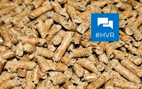 Gros plan sur une **composition de pellets** de bois, combustibles écologiques. Un logo bleu avec le hashtag #HVR est superposé.
