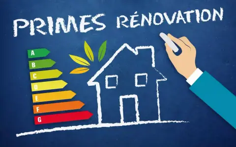Une main dessine une maison sur un tableau bleu, avec une échelle d'efficacité énergétique et le texte "PRIMES RÉNOVATION".
