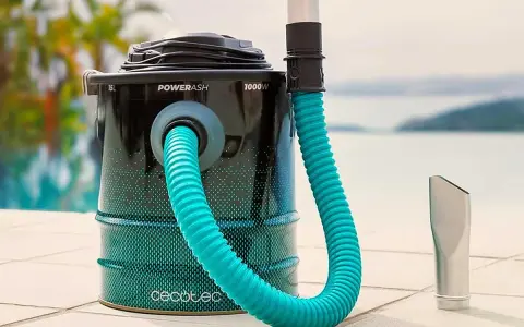 Aspirateur à cendres avec tuyau bleu et embout argenté, près d'une piscine.