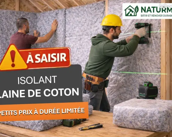 Pose d'isolant en laine de coton recyclé par des ouvriers.