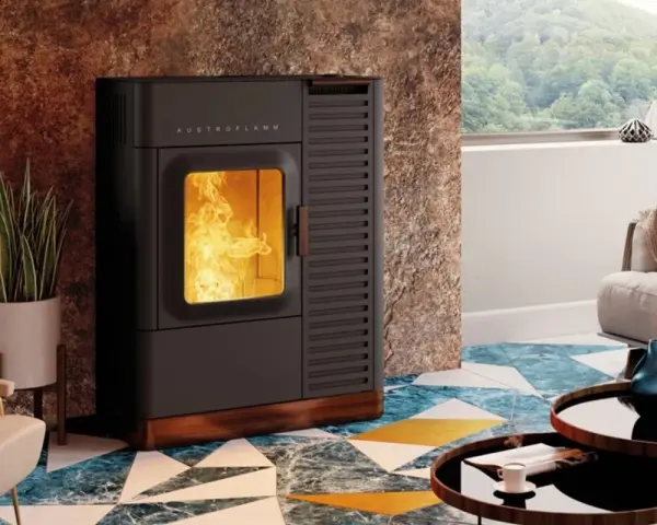 Un poêle à granulés sans électricité, avec des flammes vives, dans un salon moderne.