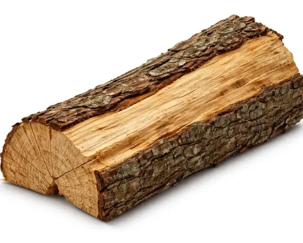 Un morceau de bois fendu, prêt pour la cheminée. Combien de stère pour un hiver ?
