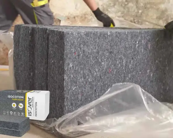Gros blocs de laine de coton recyclée, emballés dans du plastique. Attention, la laine de coton peut présenter un danger si mal manipulée.