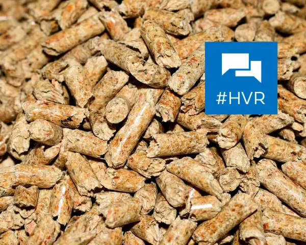 Gros plan sur une **composition de pellets** de bois, combustibles écologiques. Un logo bleu avec le hashtag #HVR est superposé.