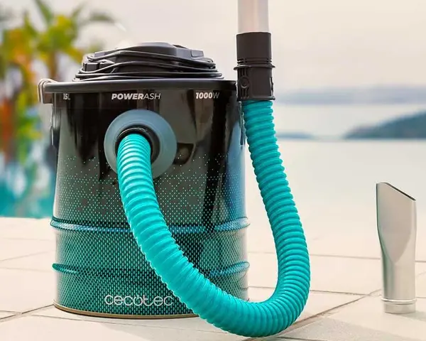 Aspirateur à cendres avec tuyau bleu et embout argenté, près d'une piscine.