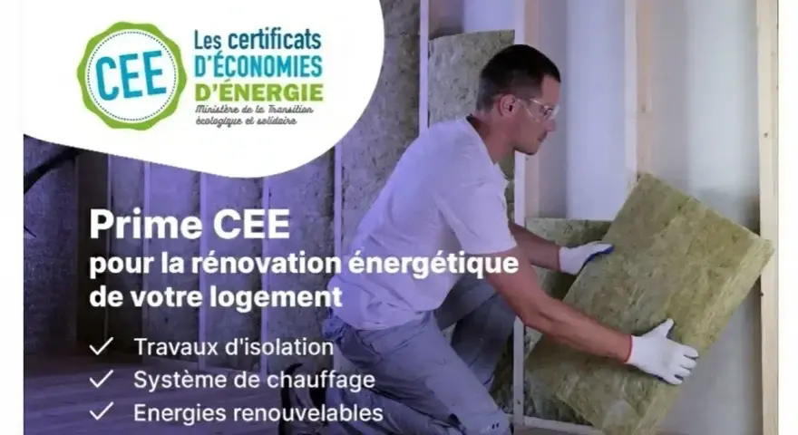 Homme installant un isolant dans un mur, logo CEE et texte "Prime CEE pour la rénovation énergétique".