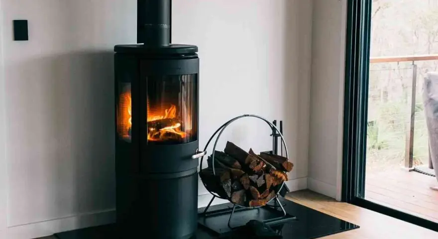 Poêle à bois moderne avec flammes vives et bûches. Une question se pose : peut-on installer un poêle à granule soi même ?
