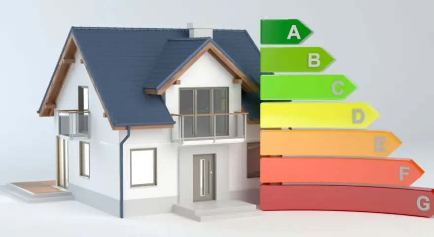 Maison moderne avec étiquette énergétique. Un audit énergétique tarif peut révéler la classe A à G de votre logement.