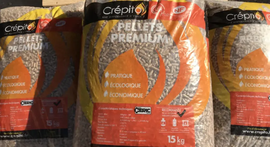 Sacs de granulés de bois Crépito Premium, 15 kg. PCI entre 4,9 et 5,3 kWh/kg. Pratique, écologique, économique.