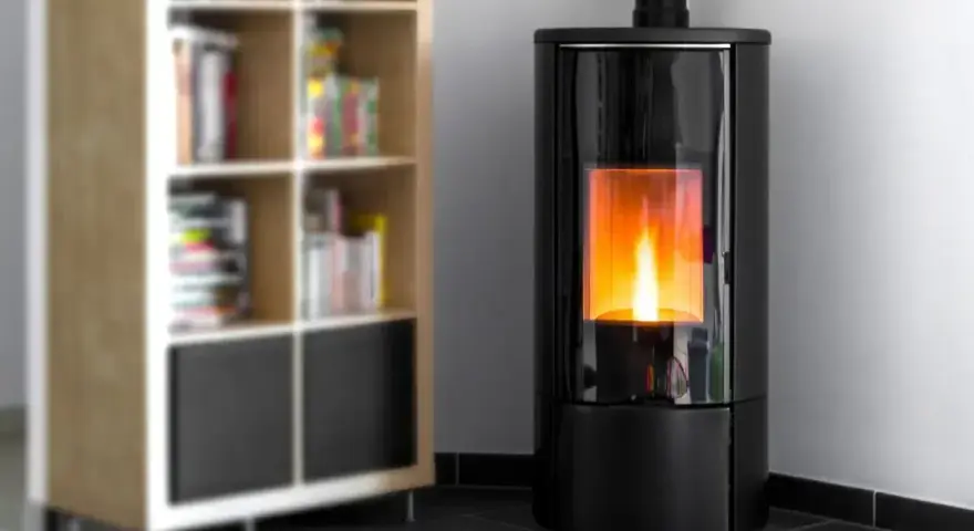 Poêle à granulés Rika moderne, flammes vives. Un problème de thermostat pourrait affecter le confort. Bibliothèque floue en arrière-plan.