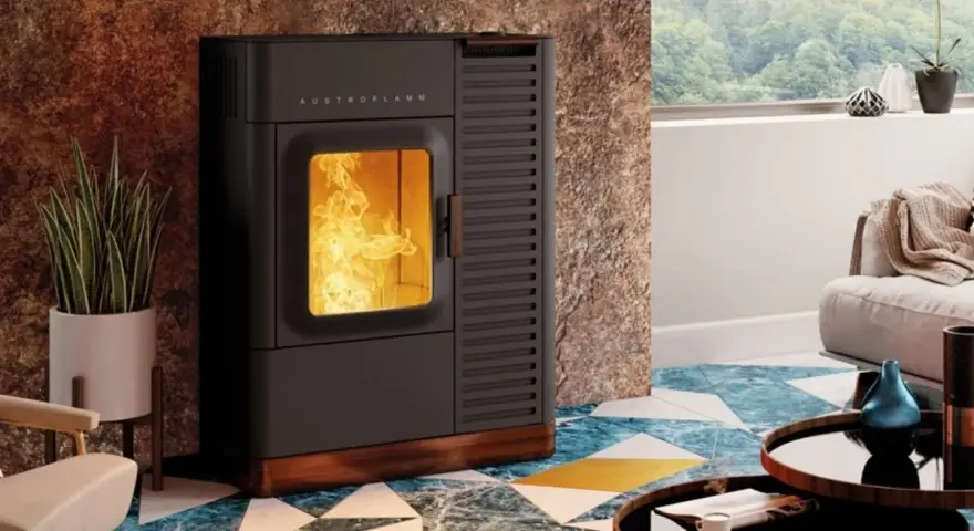 Un poêle à granulés sans électricité, avec des flammes vives, dans un salon moderne.